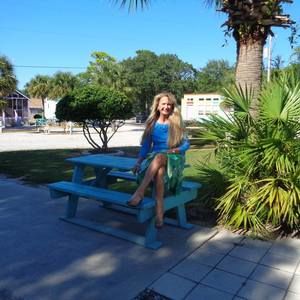 Meet your Posher, Leslie